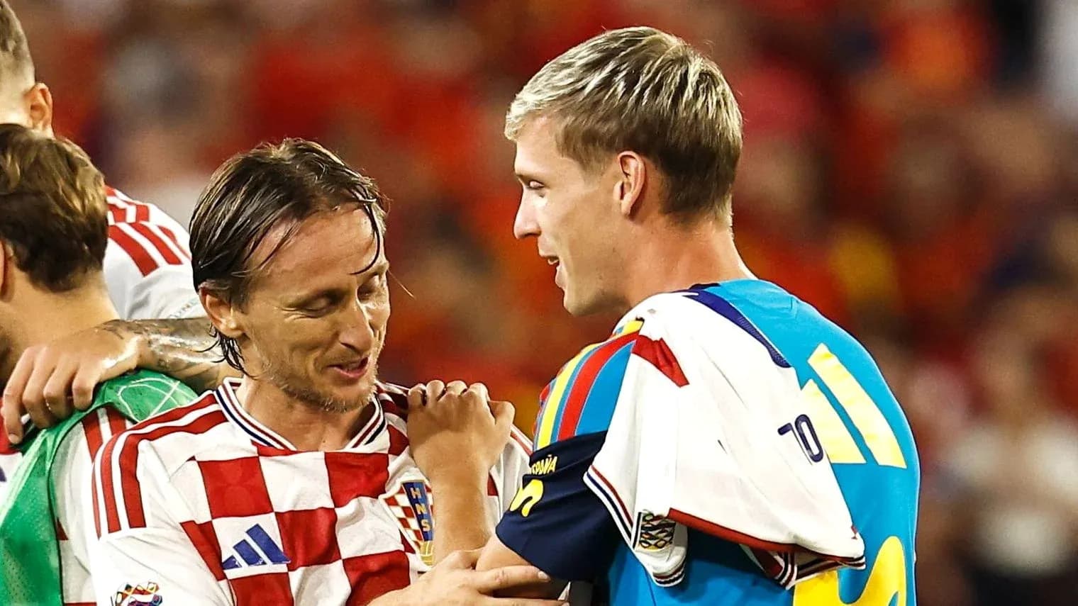 Jugadores de Croacia y España intercambiando palabras