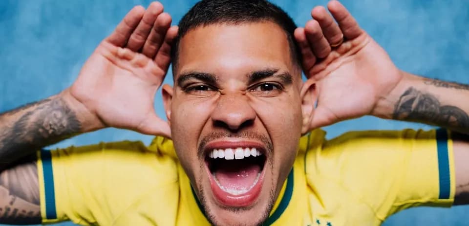 Jugador brasileño sonriendo con camiseta amarilla