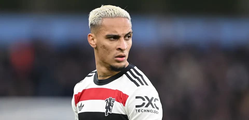 Jugador en acción durante un partido de fútbol