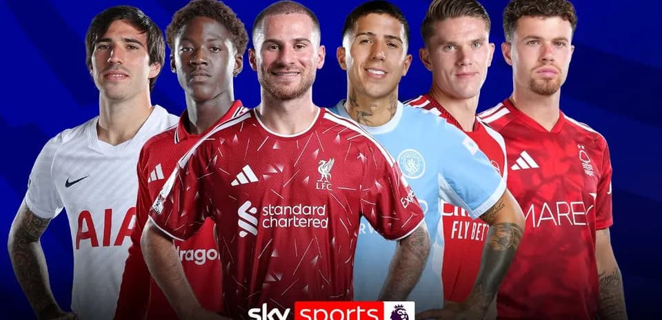 Jugadores de fútbol en camisetas de sus equipos