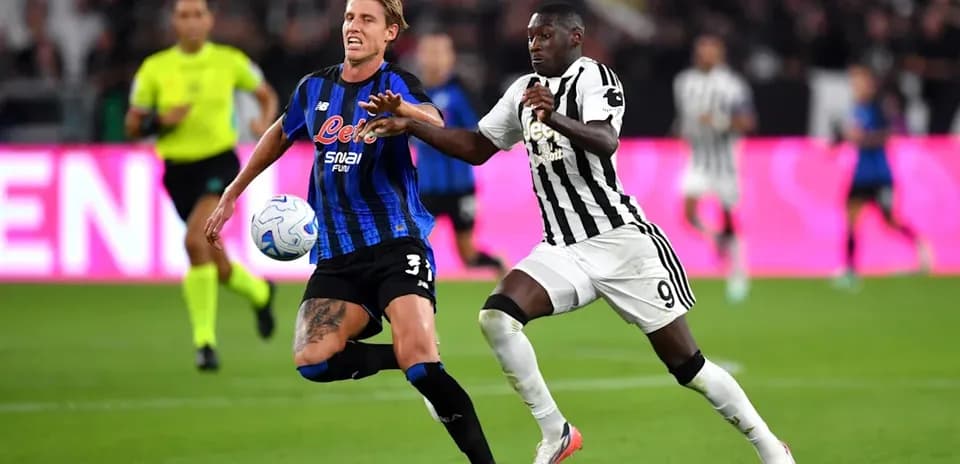 Jugador de Atalanta persiguiendo balón en partido