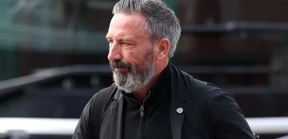 Hombre con barba y cabello gris caminando