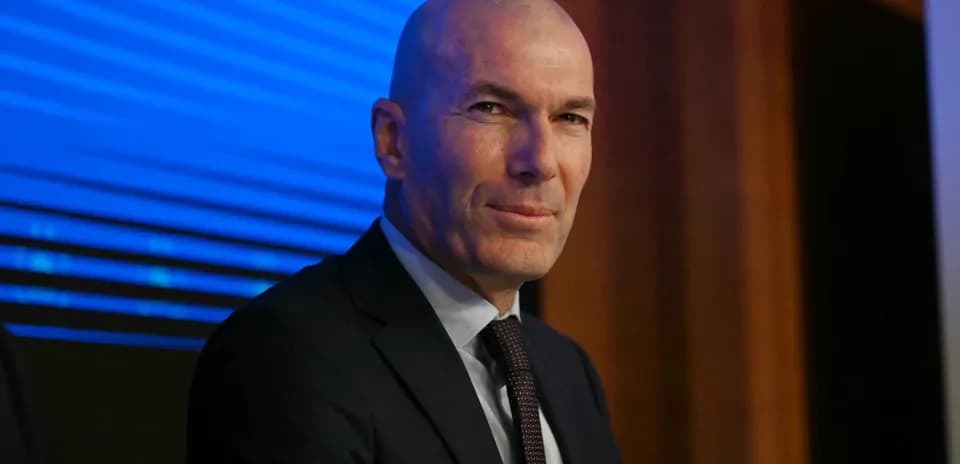 Hombre con traje sentado en conferencia de prensa