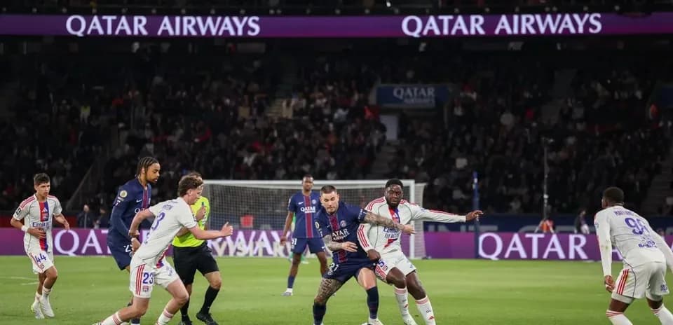 Jugadores luchando por el balón en partido de fútbol