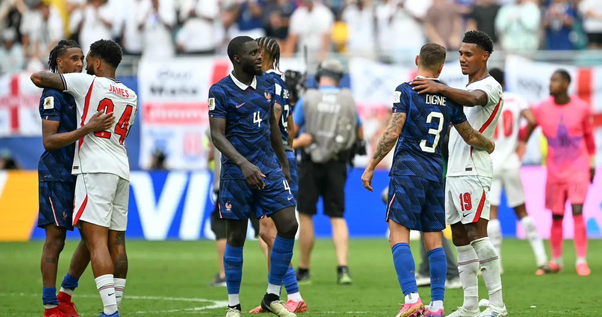 Jugadores de Francia y Inglaterra se abrazan tras el partido