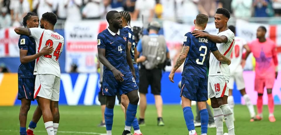 Jugadores de Francia y Inglaterra se abrazan tras el partido