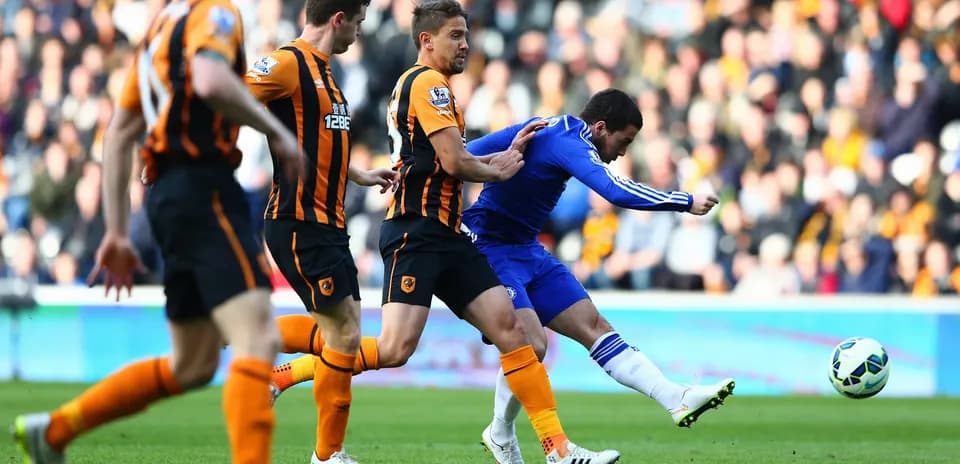 Un jugador de Chelsea dispara frente a defensores de Hull City