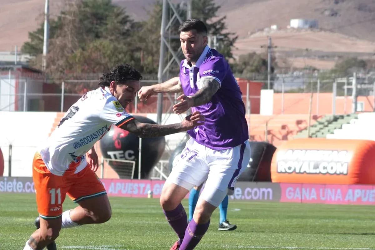 Jugadores de Cobresal y Universidad de Concepción en acción