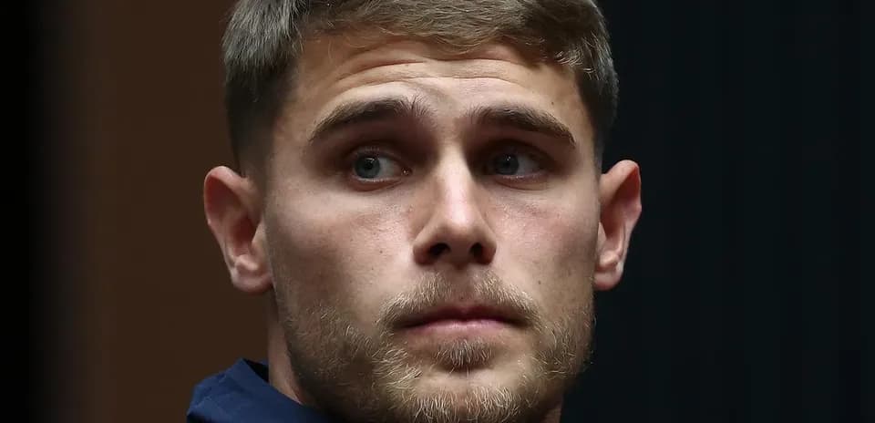 Jugador en chaqueta de entrenamiento de Tottenham