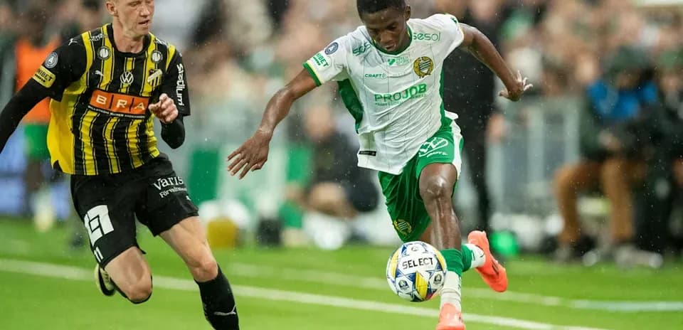 Jugador corriendo tras el balón durante un partido