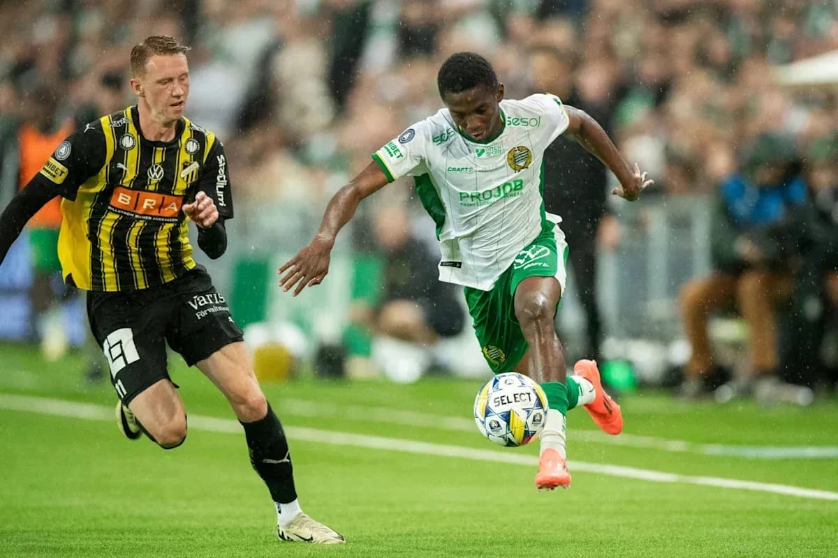 Jugador corriendo tras el balón durante un partido
