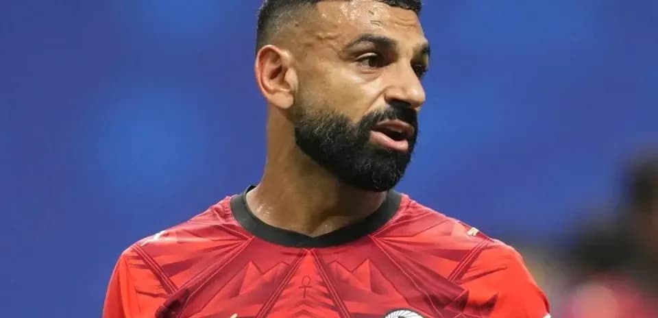 Jugador de Egipto en camiseta roja durante partido