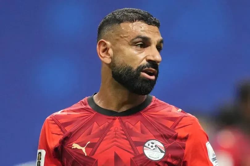 Jugador de Egipto en camiseta roja durante partido