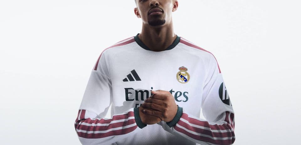 Jugador posando con camiseta del Real Madrid