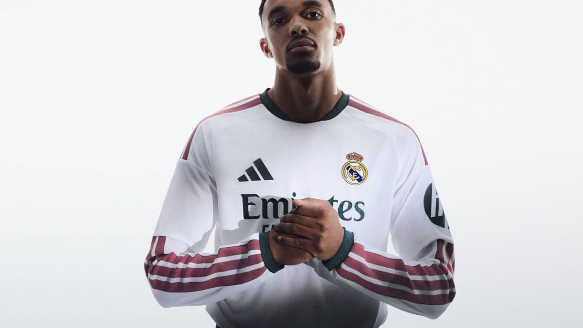 Jugador posando con camiseta del Real Madrid