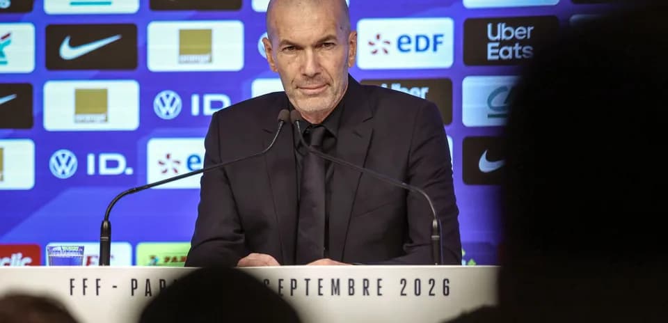 Entrenador en conferencia de prensa con micrófonos