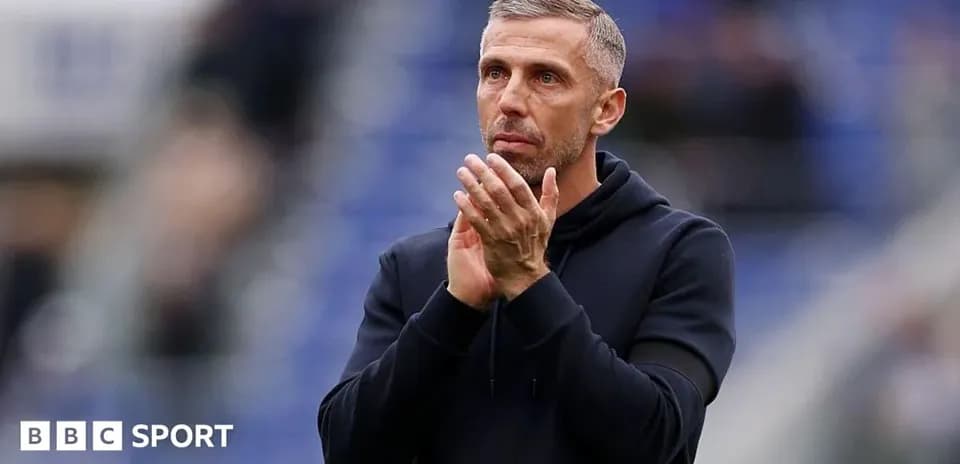 Entrenador aplaudiendo durante un partido