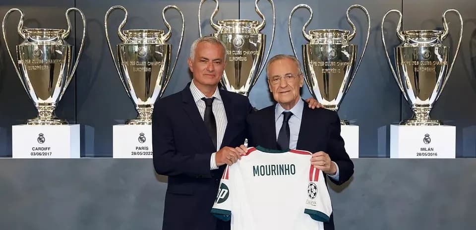 José Mourinho y presidente del Real Madrid con camiseta
