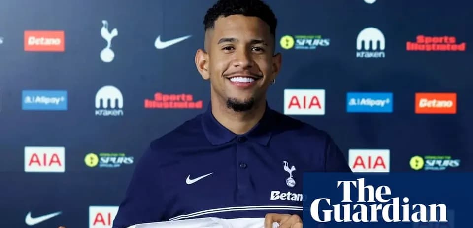 Jugador de Tottenham mostrando camiseta en presentación