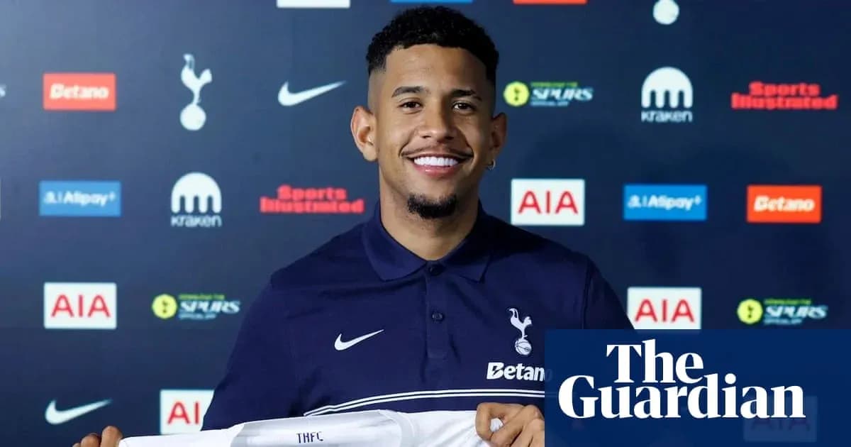 Jugador de Tottenham mostrando camiseta en presentación