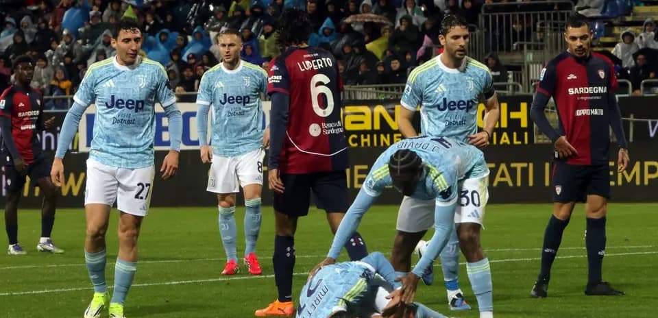 Jugadores de Juventus ayudando a un compañero caído