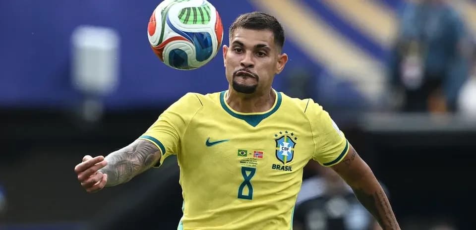 Jugador de Brasil controlando el balón en partido