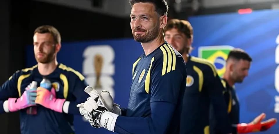 Portero y jugadores de pie en vestuario