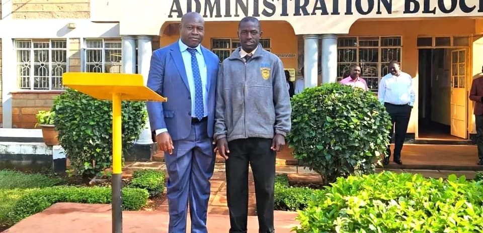 Dos hombres posando frente a la escuela secundaria St. Anthony's