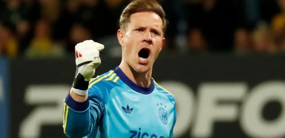 Portero de pie gritando durante el partido