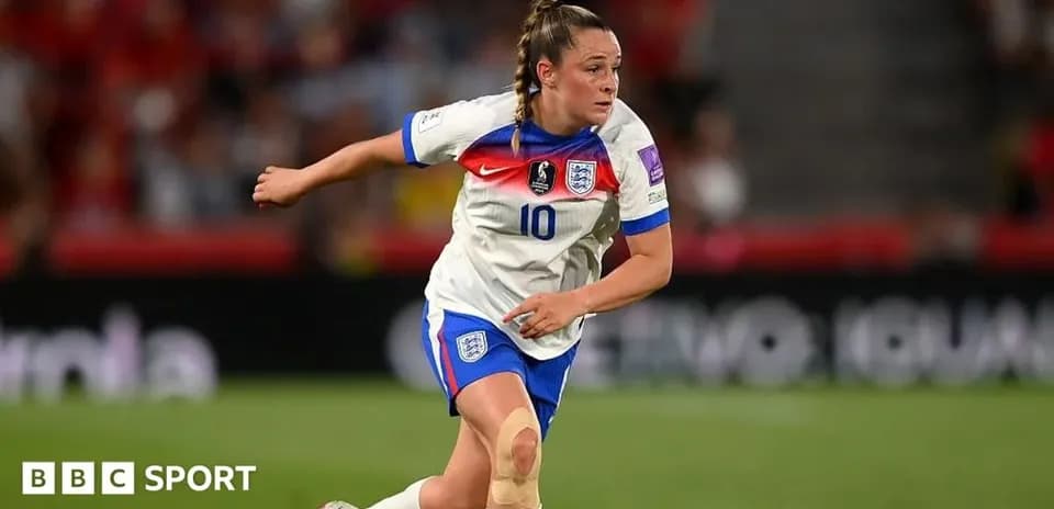 Jugadora de Inglaterra corriendo durante un partido
