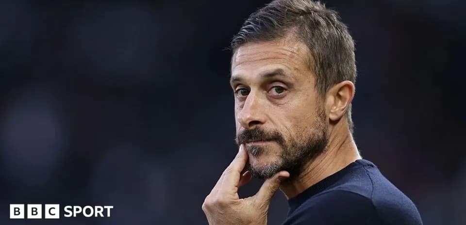 Entrenador pensativo durante partido en el estadio