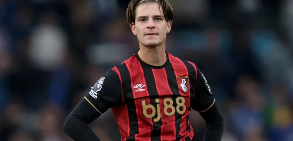 Jugador de Bournemouth en camiseta roja y negra