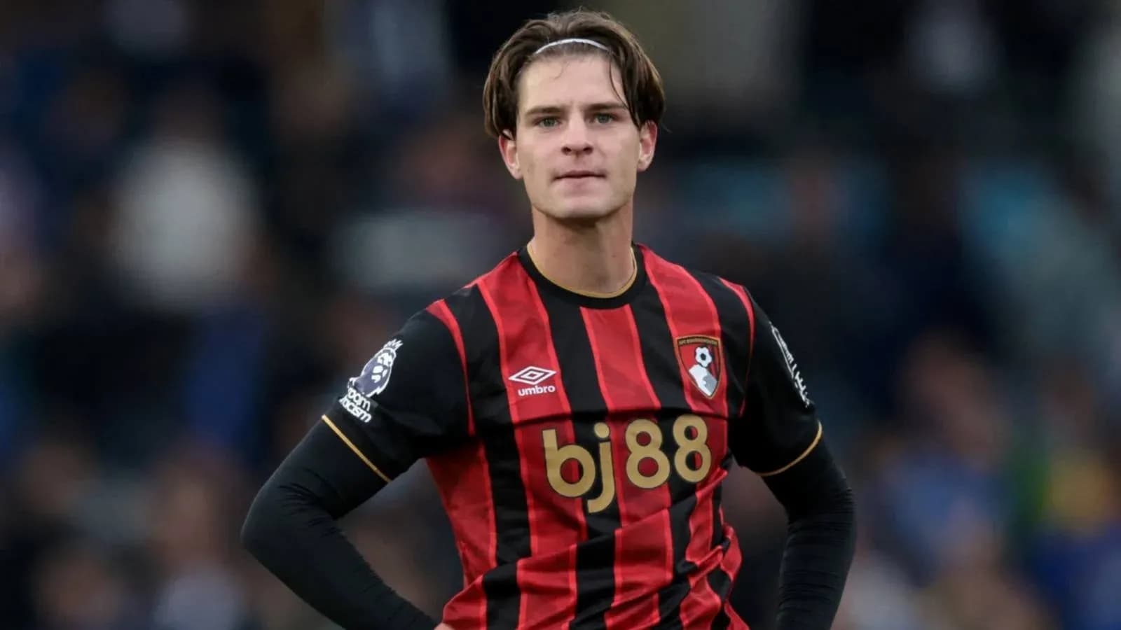 Jugador de Bournemouth en camiseta roja y negra