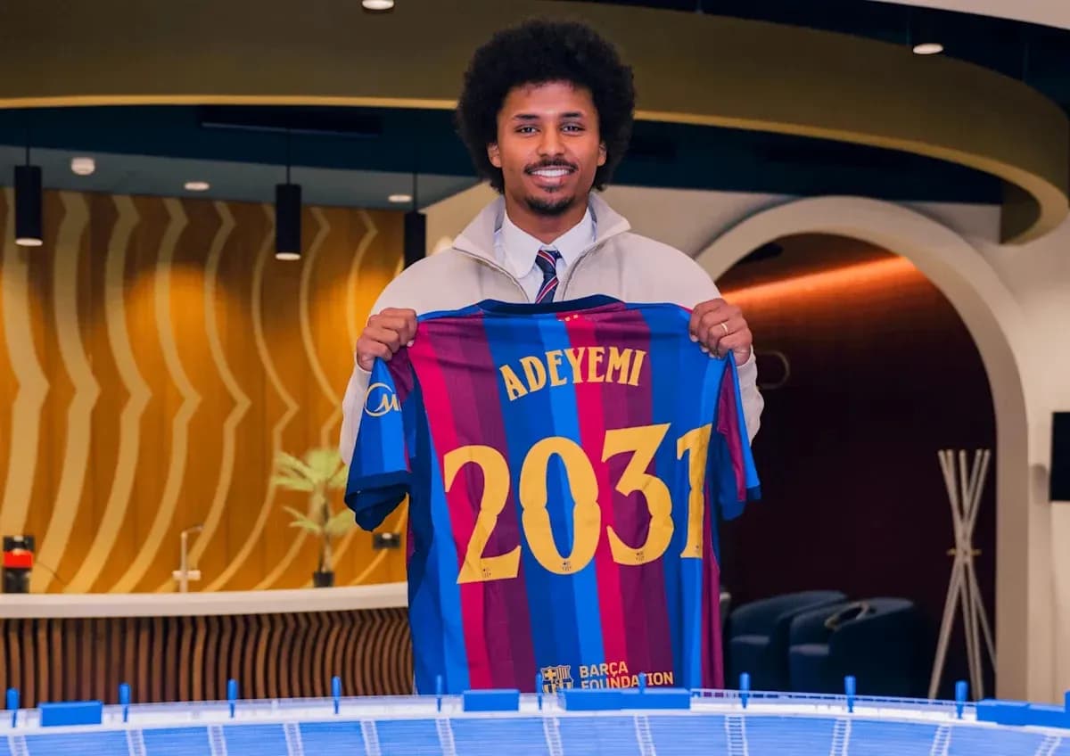 Jugador sostiene camiseta del FC Barcelona con su nombre