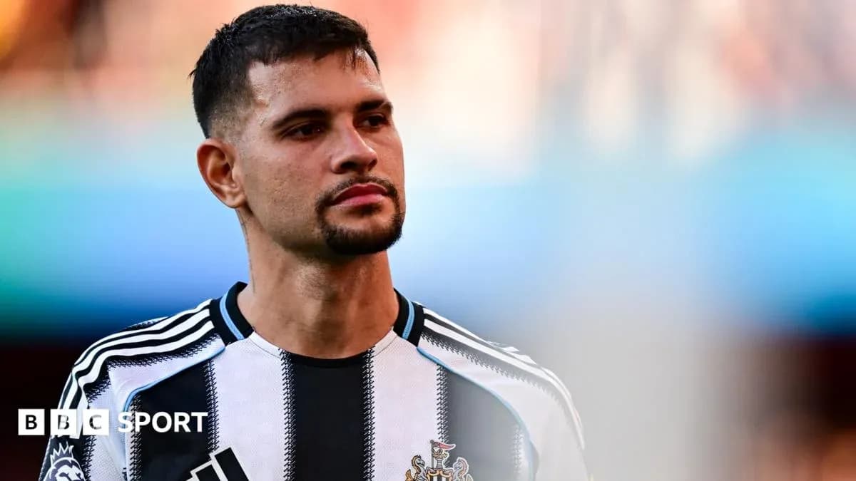Jugador de Newcastle en el campo durante un partido