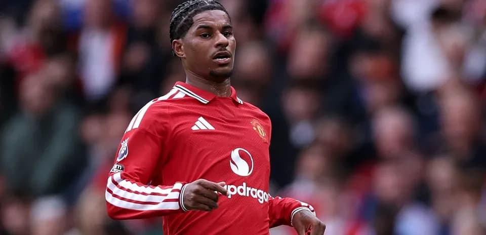 Jugador de Manchester United corriendo en el campo