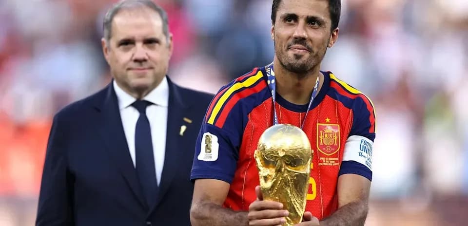 Jugador sosteniendo la Copa del Mundo en ceremonia