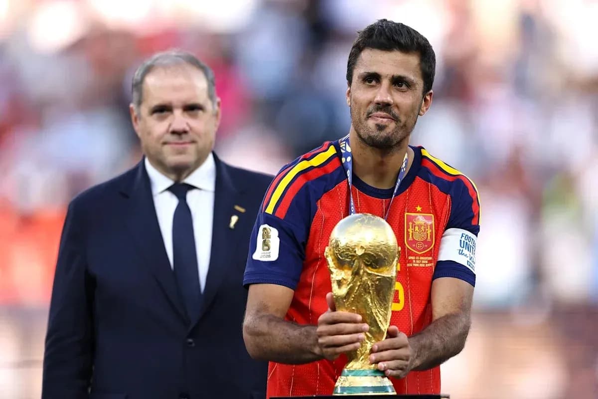 Jugador sosteniendo la Copa del Mundo en ceremonia