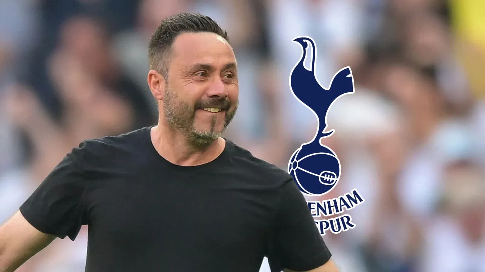 Entrenador de Tottenham sonriendo en el campo