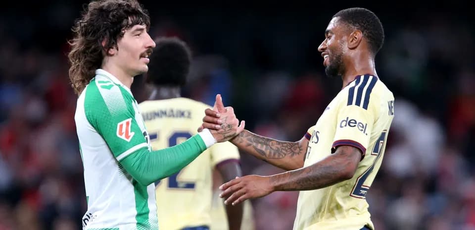 Jugadores de fútbol dándose la mano en el campo