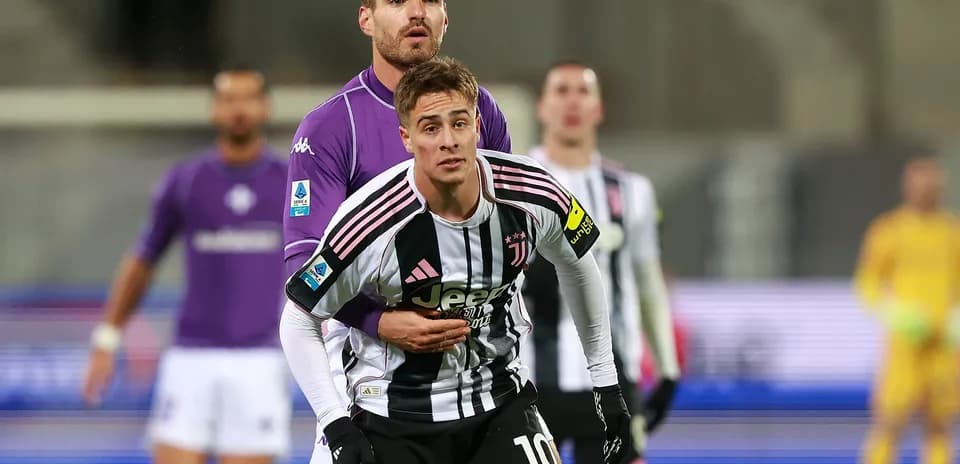 Jugadores compitiendo en partido de Juventus vs Fiorentina