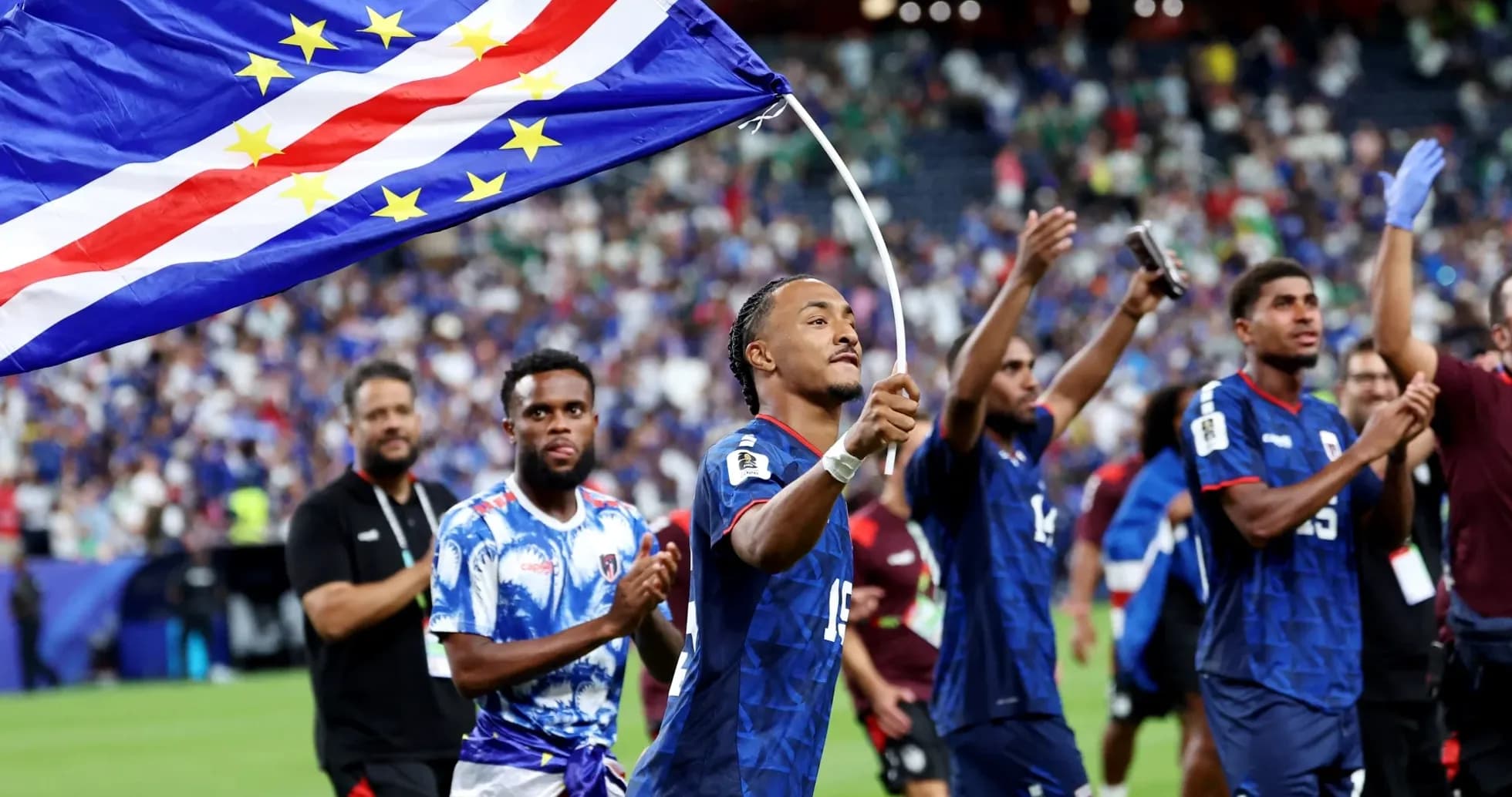 Jugadores celebrando con bandera de Cabo Verde en el campo