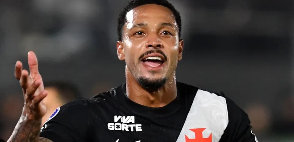Jugador celebrando con la camiseta de Vasco da Gama