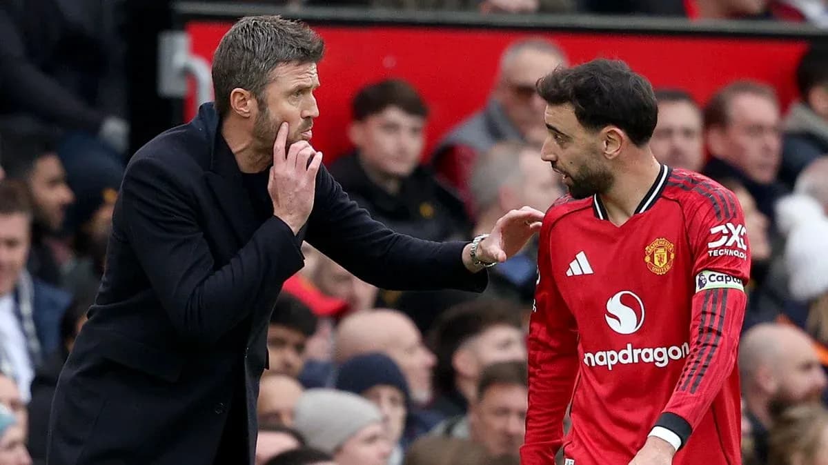 Entrenador hablando con jugador durante el partido