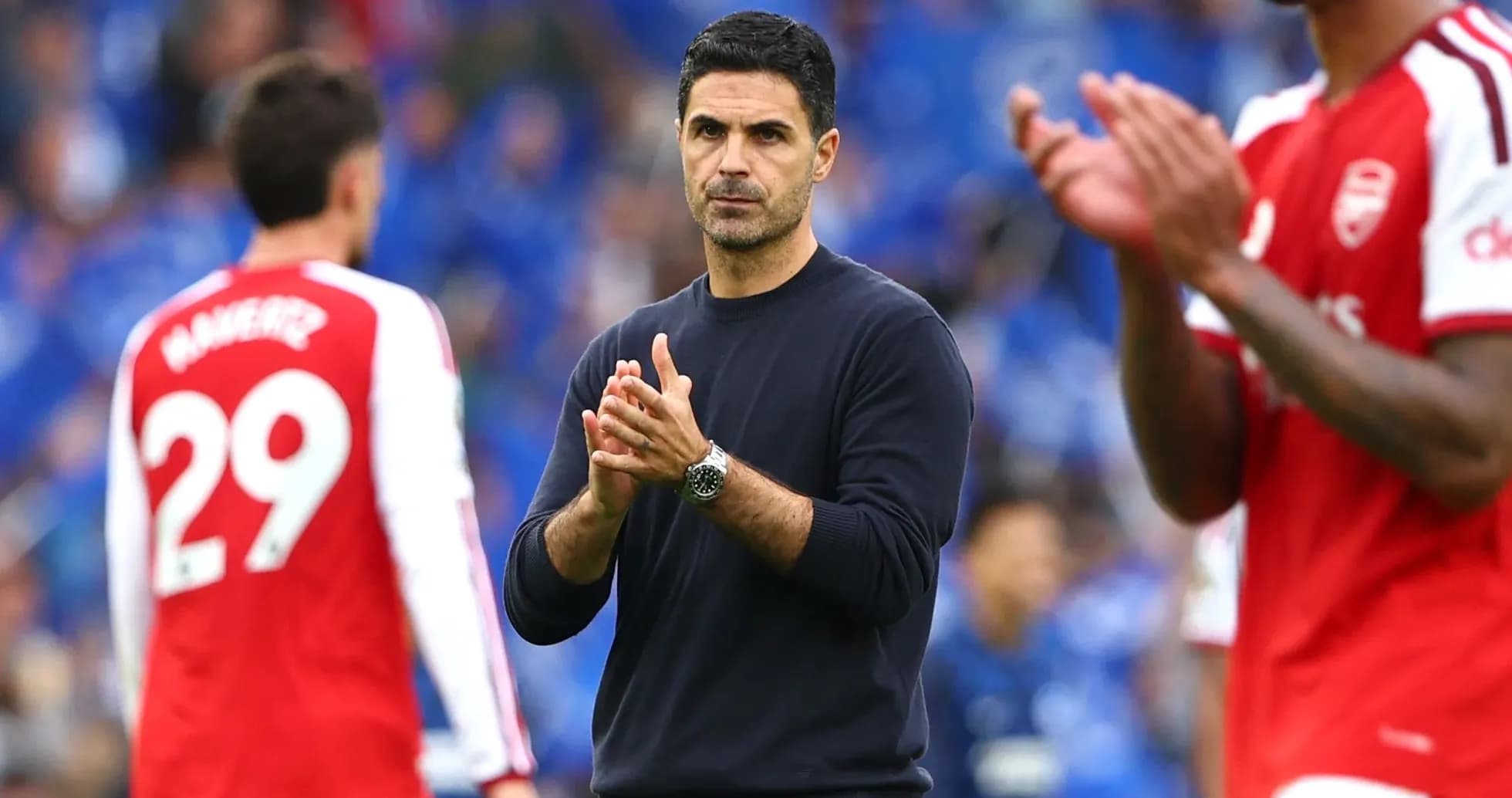 Entrenador aplaudiendo durante el partido de Arsenal