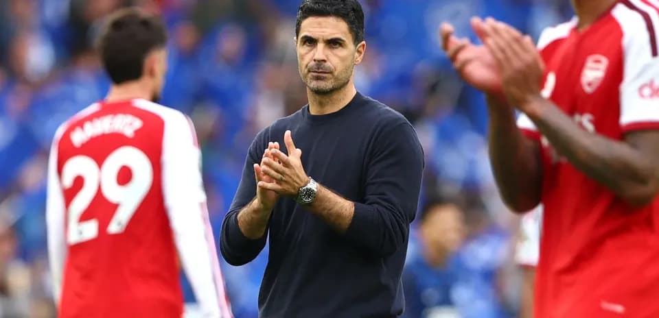Entrenador aplaudiendo durante el partido de Arsenal