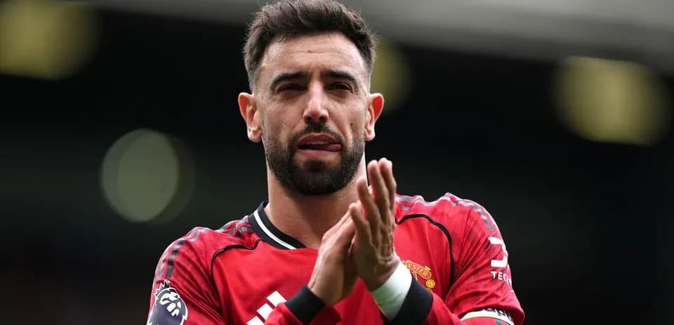 Jugador aplaudiendo en el campo de fútbol