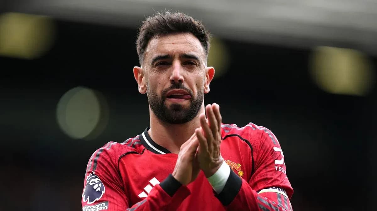 Jugador aplaudiendo en el campo de fútbol