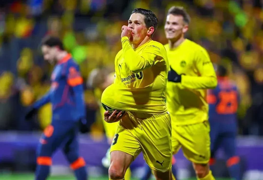 Jugador de Borussia Dortmund celebra un gol