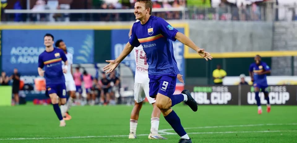 Jugador celebra un gol en el partido